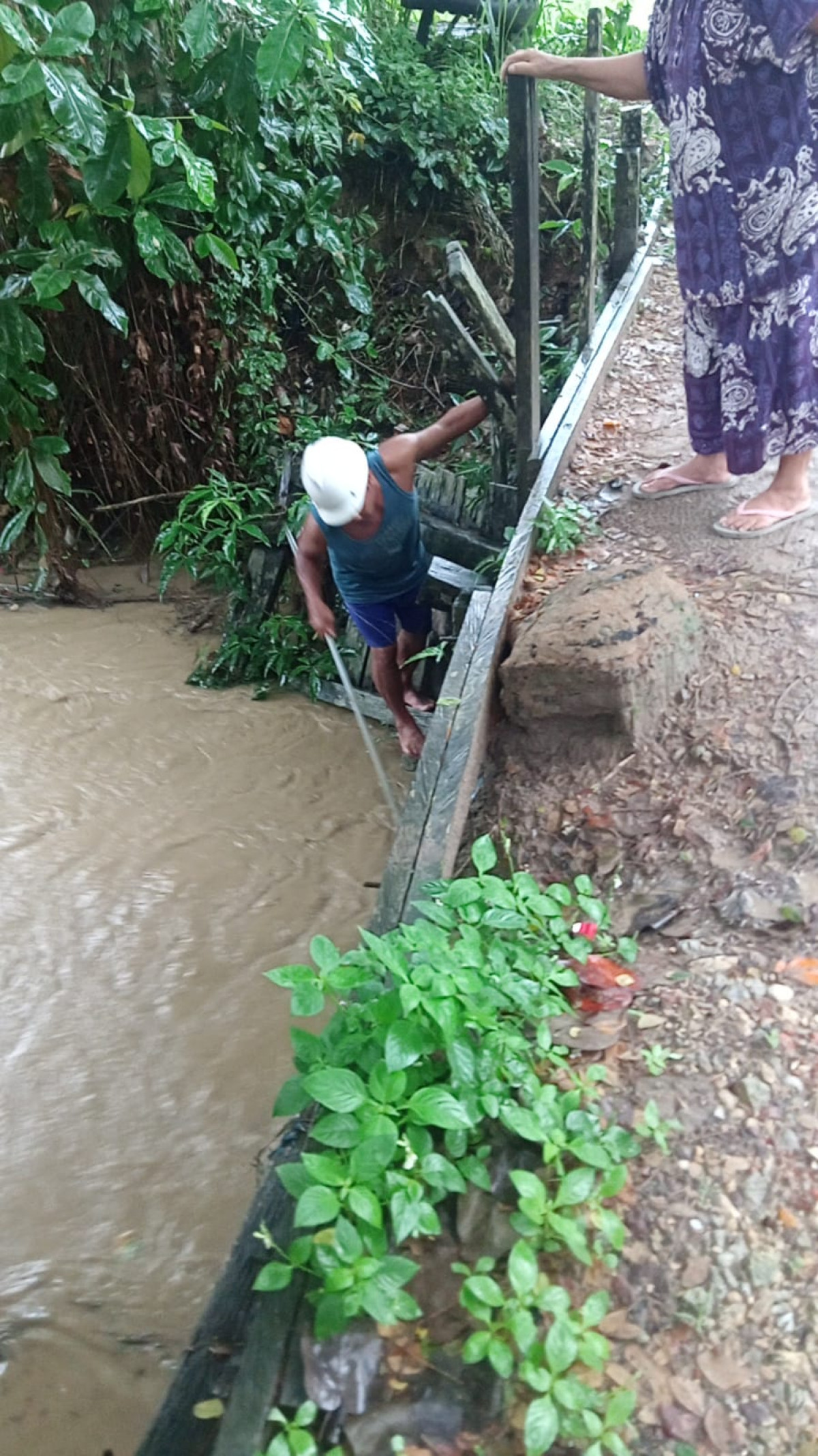 Kerja bakti bersihkan parit