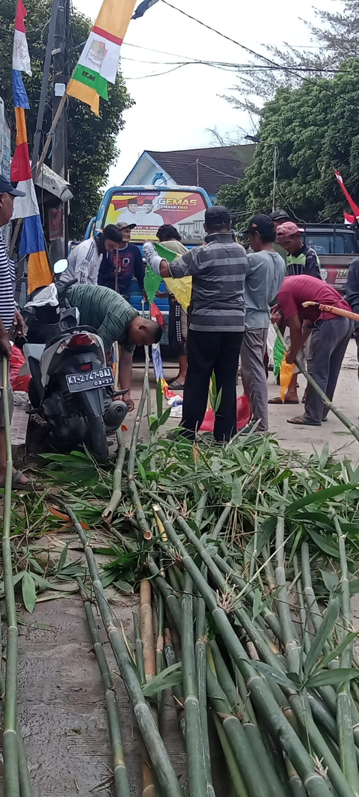 Pemasangan umbul"