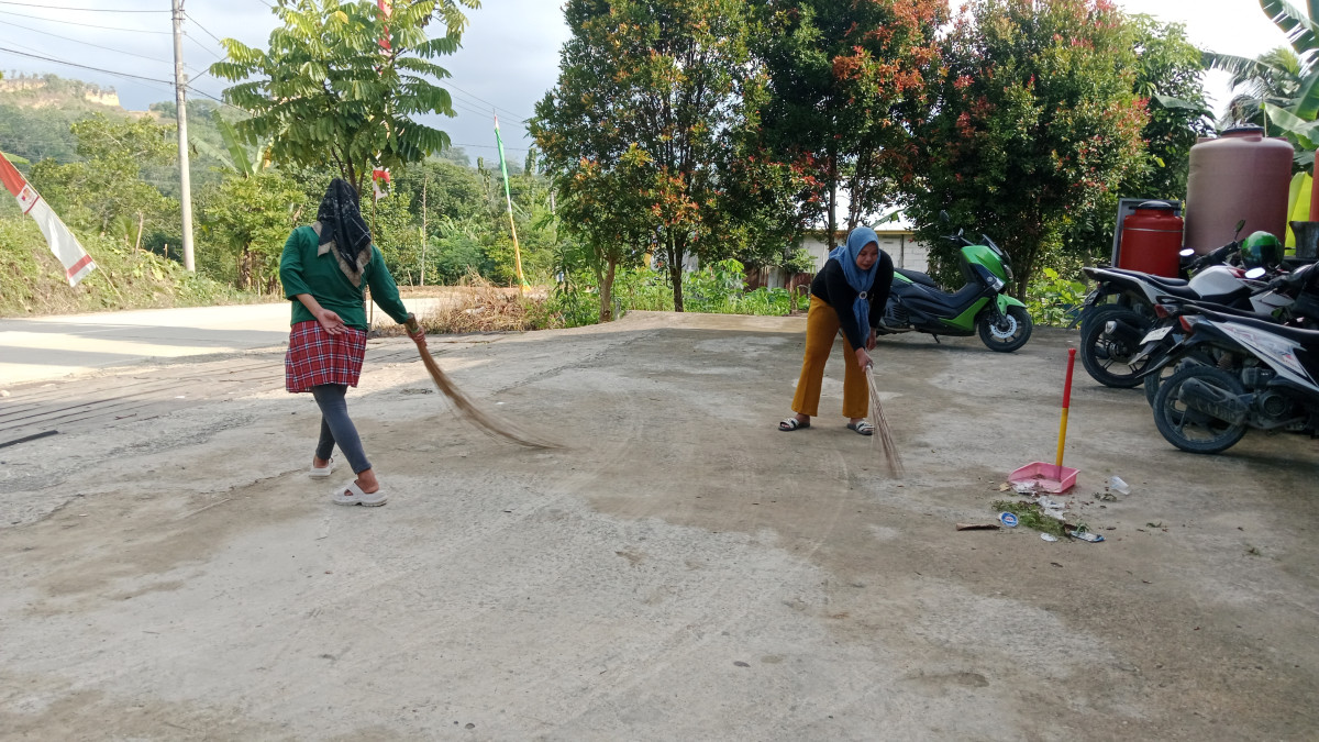 Pembersihan halaman Masjid untuk Lomba