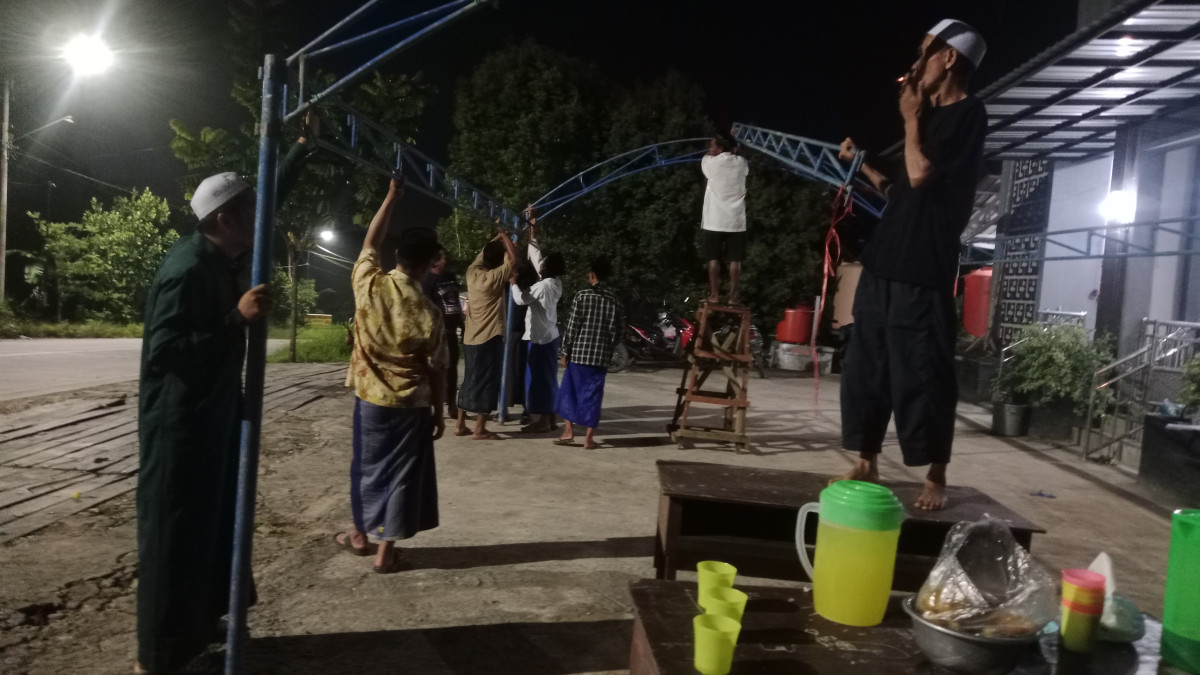 Pemasangan tenda untuk pembayaran zakat
