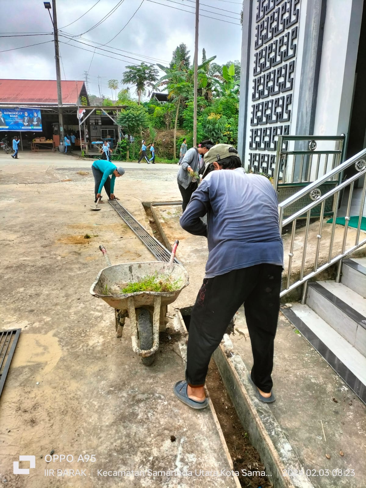 Pembersihan halaman Masjid