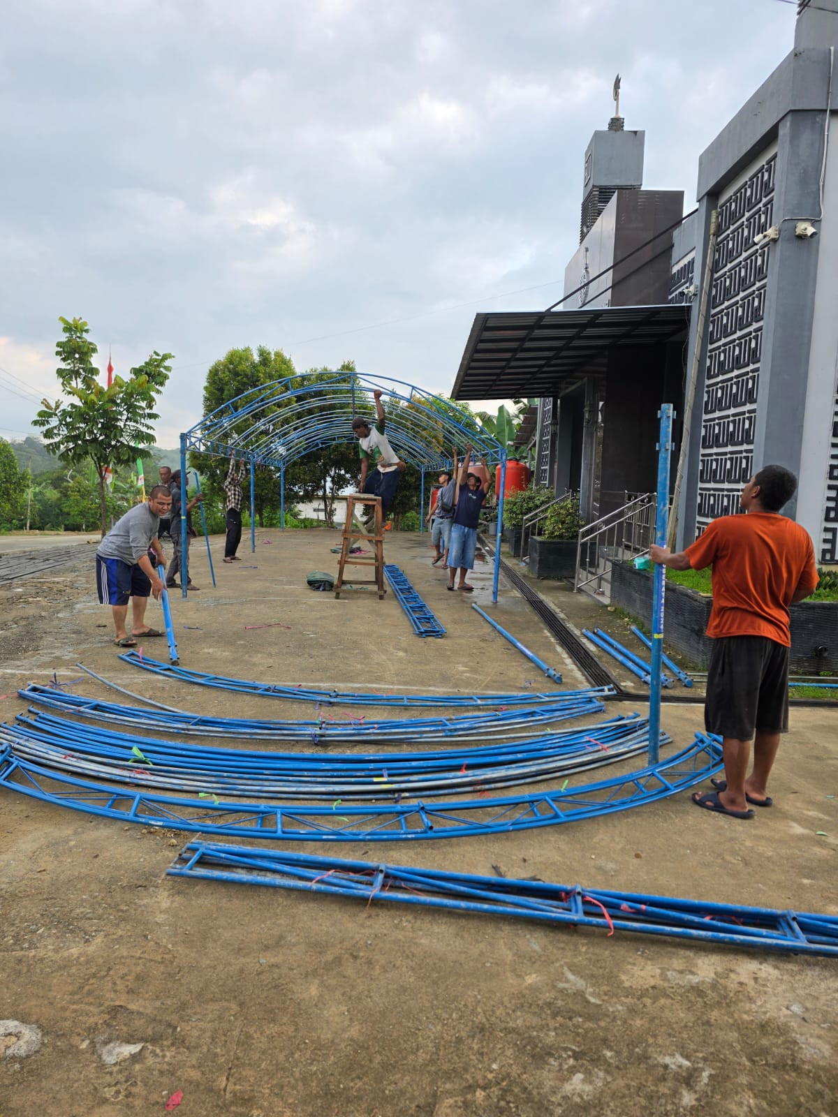 Gotong royong pemasangan tenda