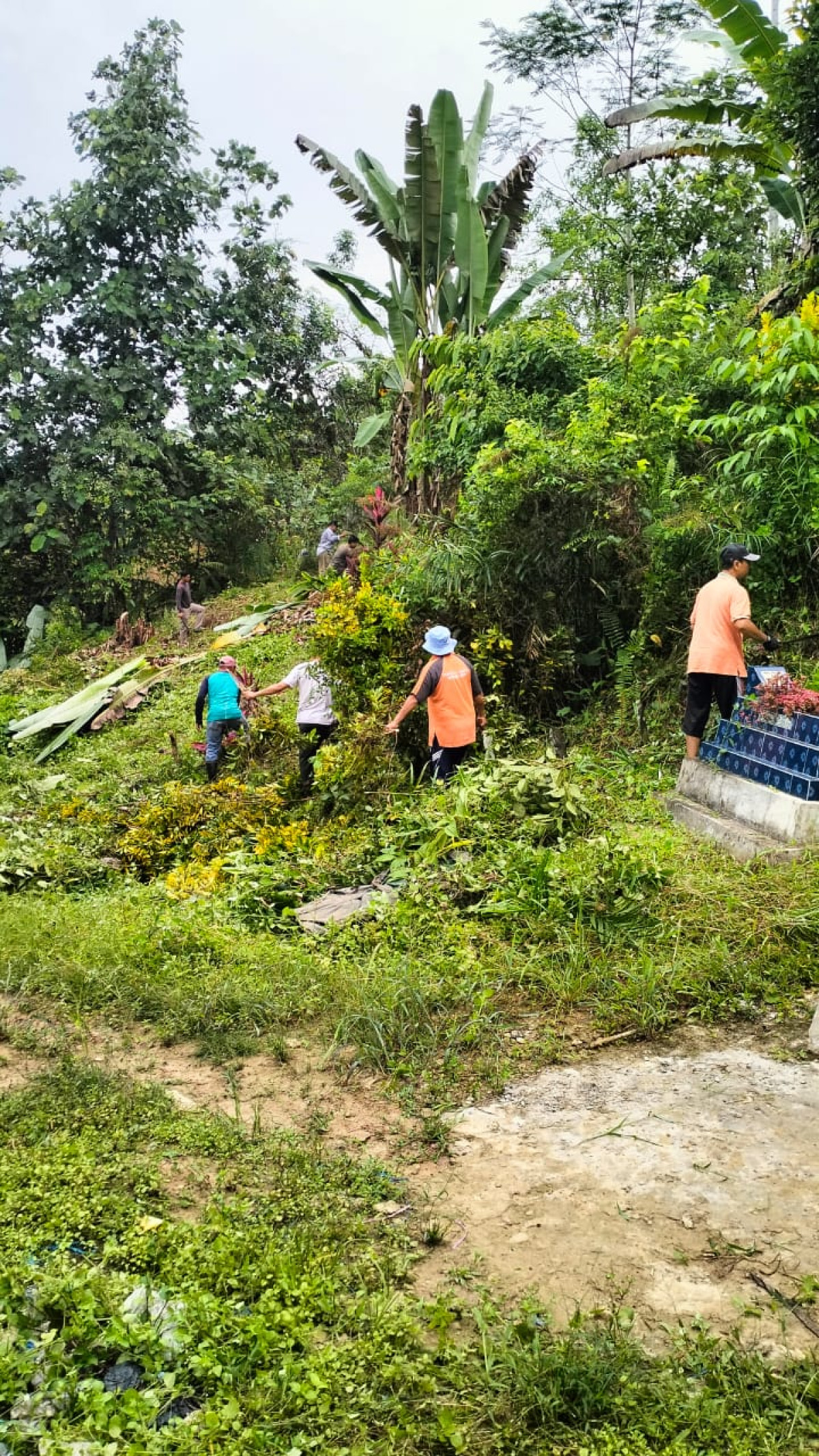 Pembersihan lahan kuburan