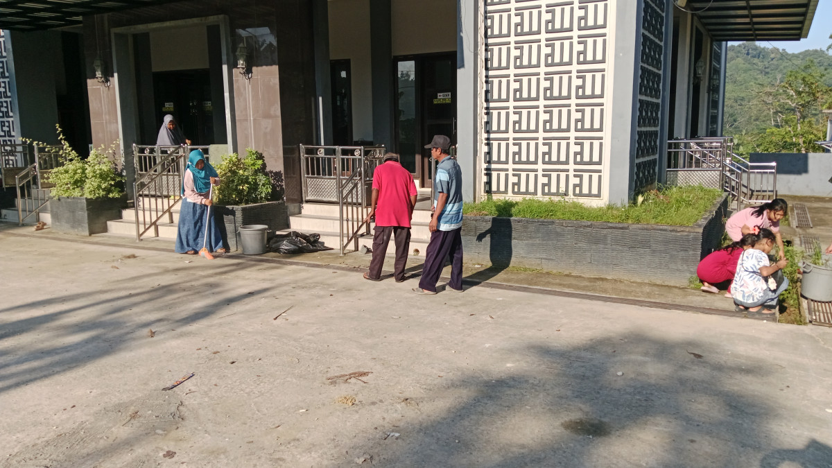 Pembersihan halaman Masjid