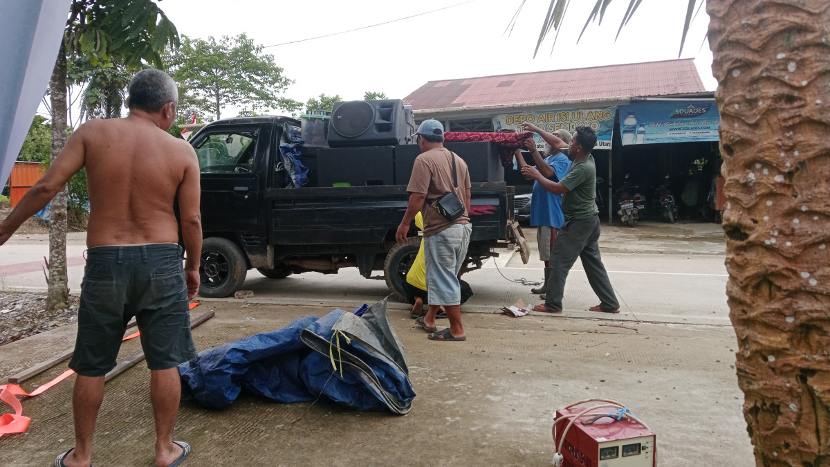 Gotong royong memasang sound system