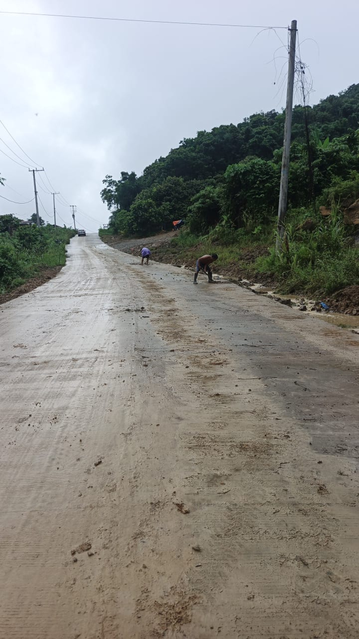 Pembersihan jalan poros Batu Cermin