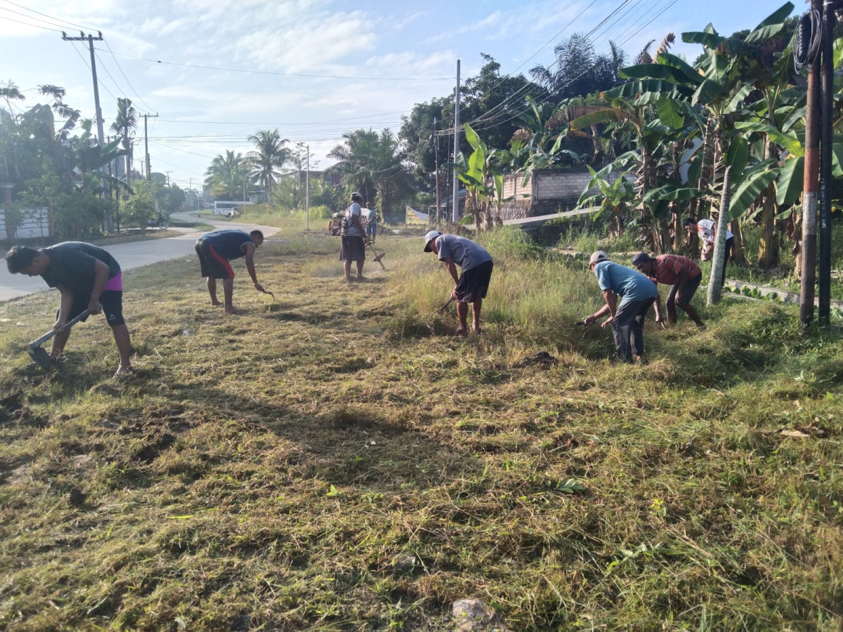 Kegiatan Gotong-Royong pembersihan Paret serta Rumput di Pinggir Jalan Saliki 1 s/d Saliki 10
