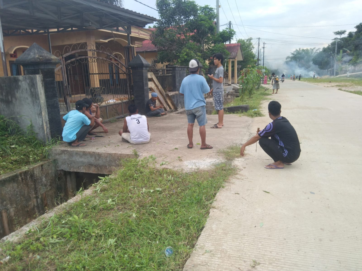 Kegiatan gotong royong pembersihan badan jalan Saliki 1 s/d 10 RT.09 Kelurahan Sempaja Utara