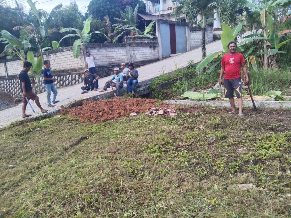 Kegiatan gotong royong pembersihan paret di jalan saliki 1 s/d saliki 10
