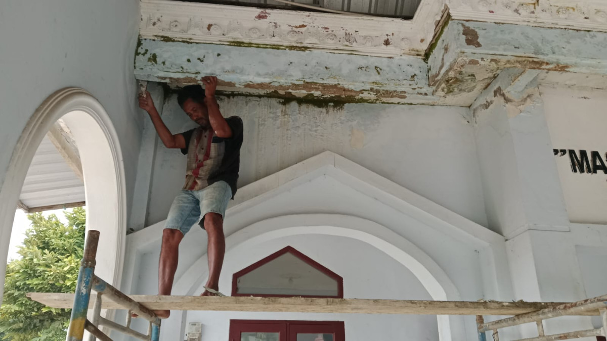 Kegiatan bersih bersih di Masjid At Taubah Jl.Saliki 10 dalam menyambut Hari Raya Idul Fitri