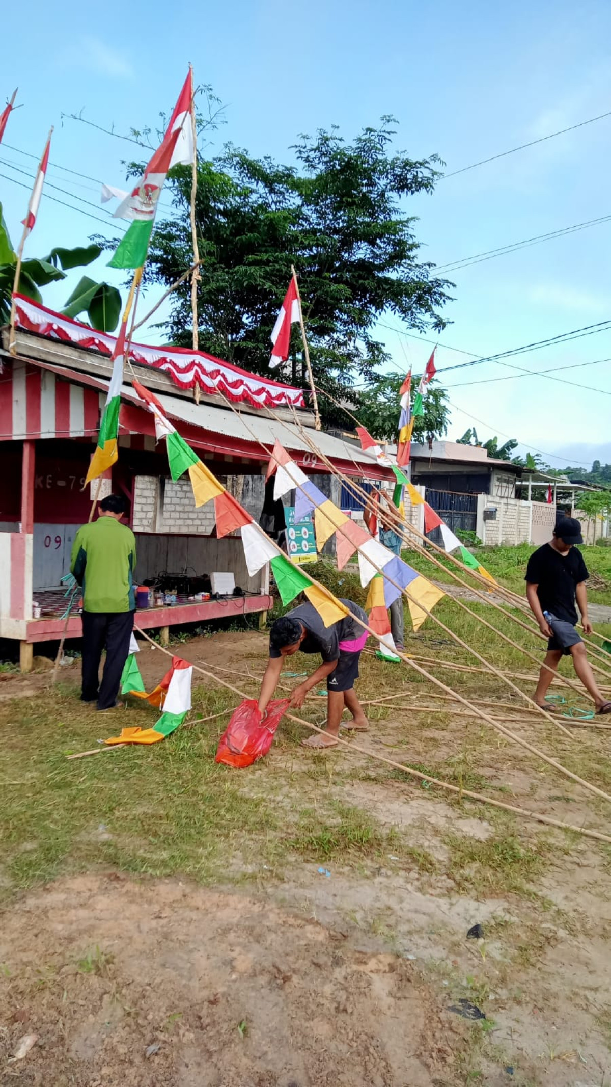 Kegiatan Gotong-Royong Pembersihan rumput dan pemasangan Umbul Umbul menyambut Hut RI yang ke 80