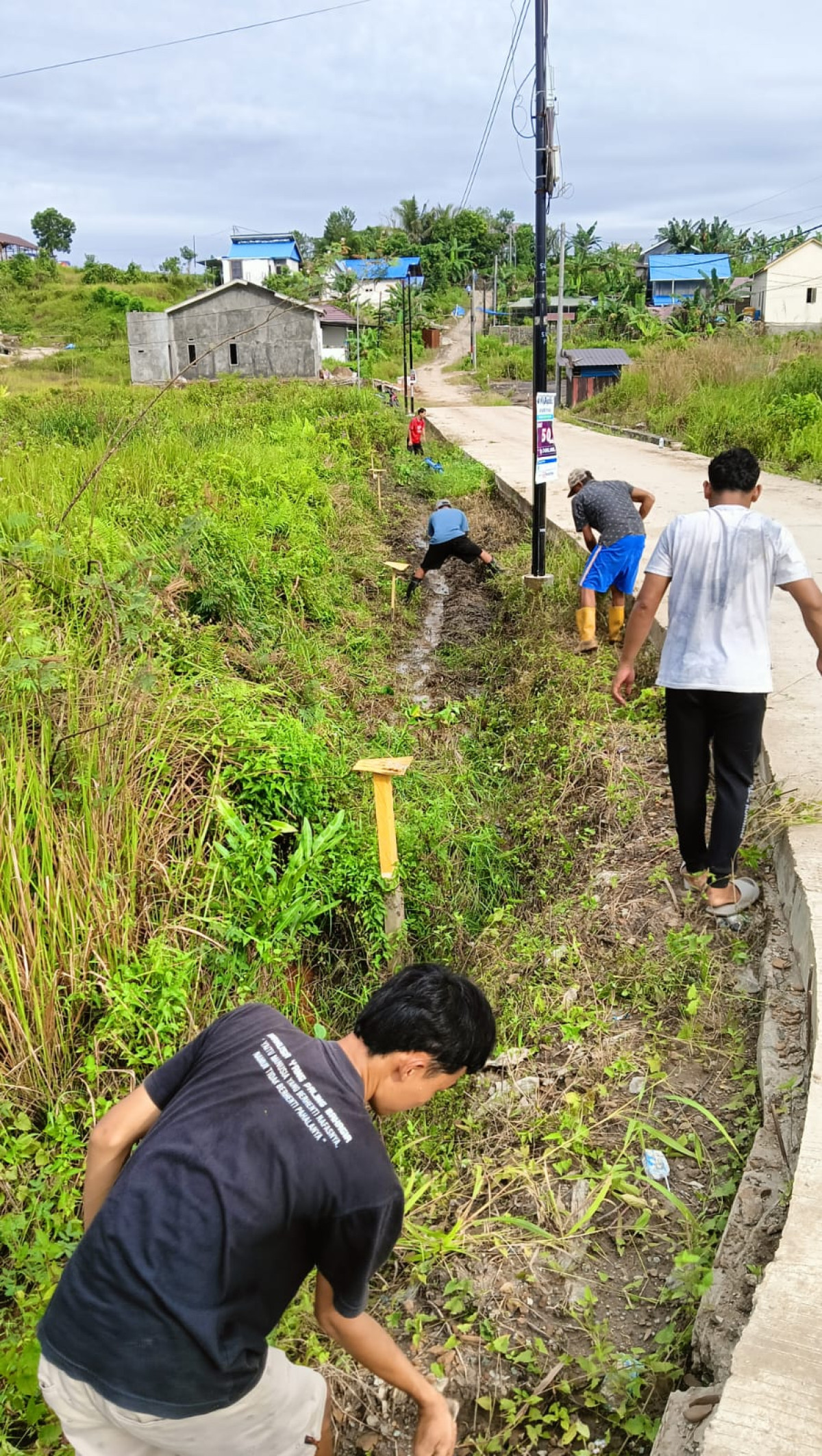 Kegiatan gotong royong pembersihan badan jalan dan parit Saliki 1 s/d 10 RT.09 Kelurahan Sempaja Utara