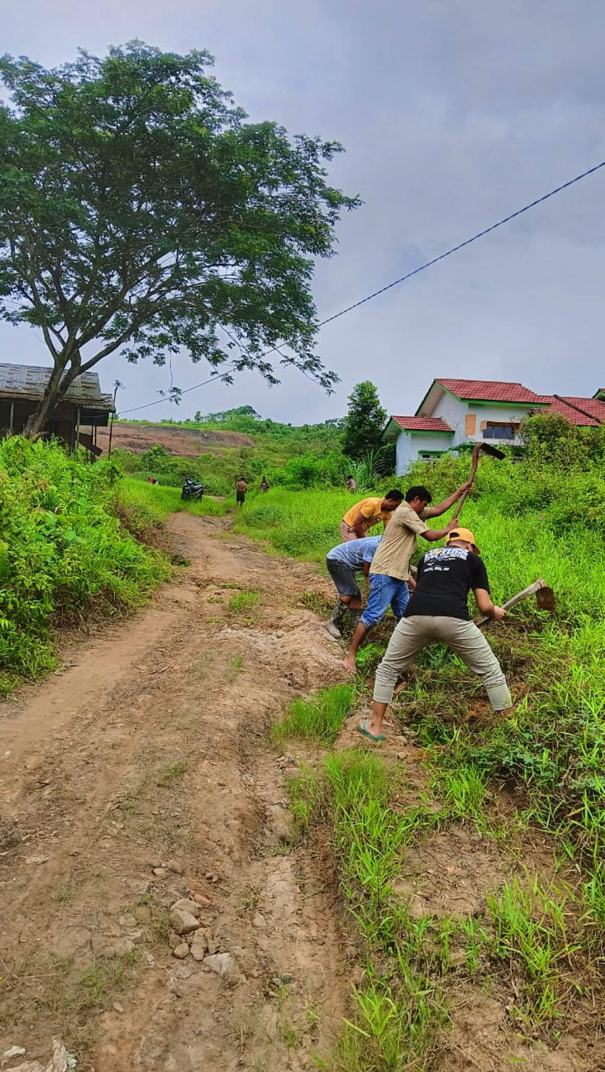 Pembersihan Rumput Pinggir Jalan Saliki 10 Atas RT.09