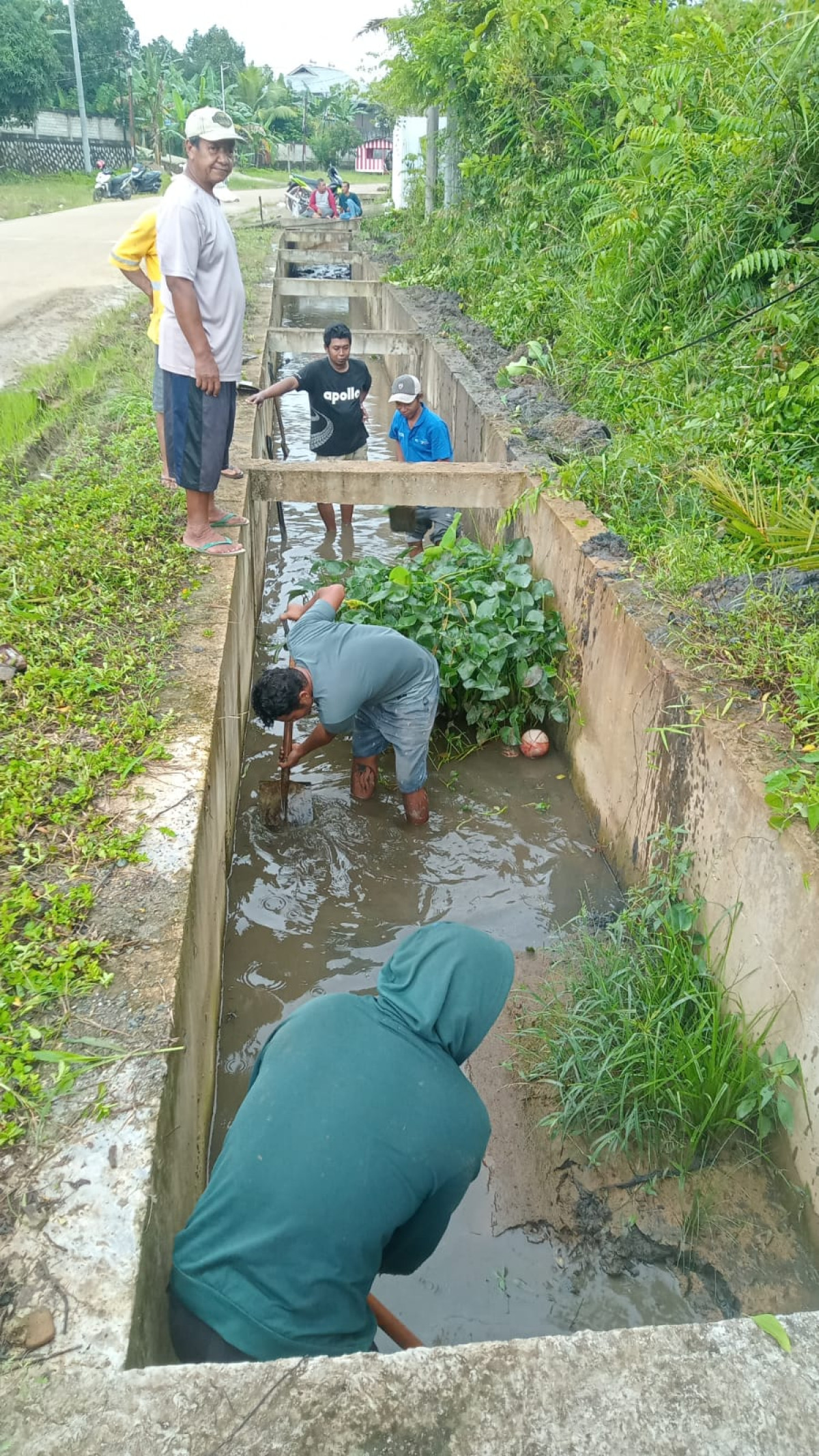 Kegiatan Pembersihan Paret dan Rumput di Pinggir Jl. Saliki 1 s/d 8 RT.09