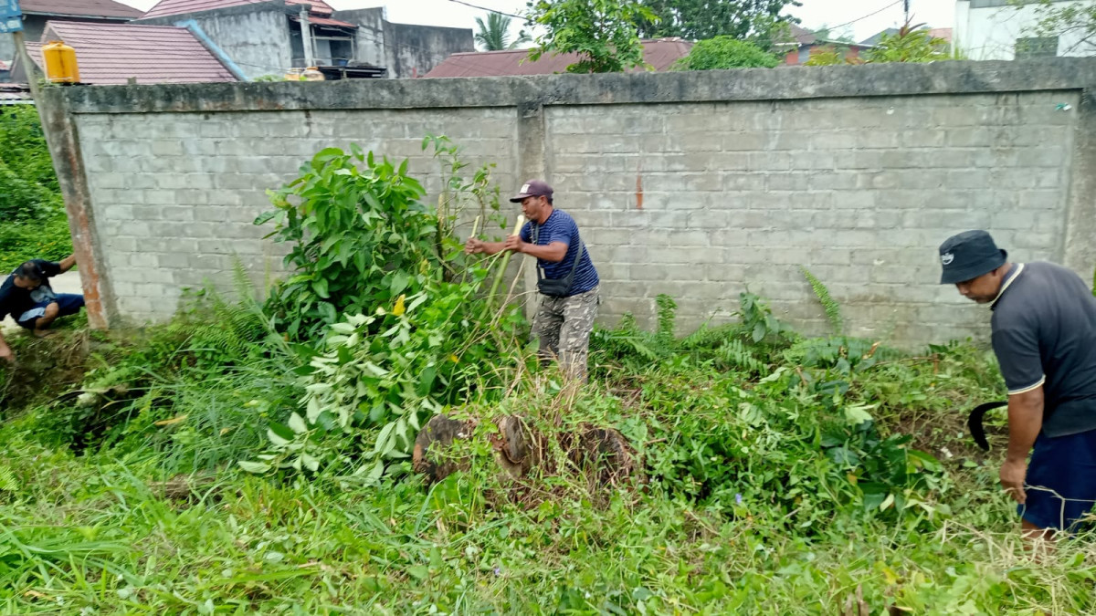 Gotong Royong pembersihan badan jalan dan paret Saliki 1 sampai saliki 10