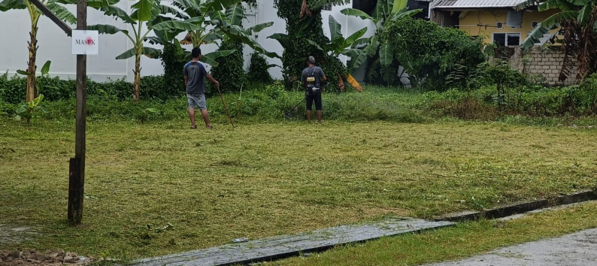 Pemotongan rumput dan pembersihan parit