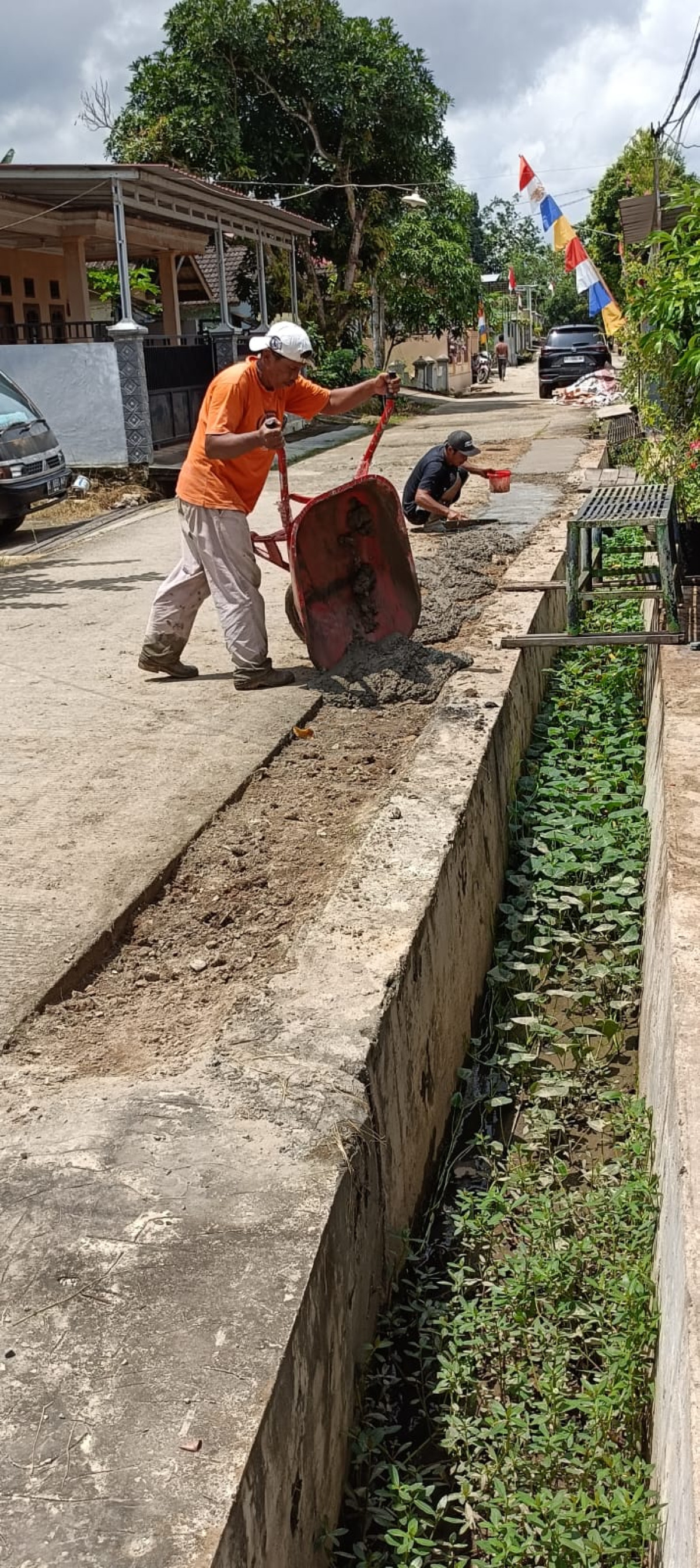 Gotong Royong pengecoran pinggiran jalan