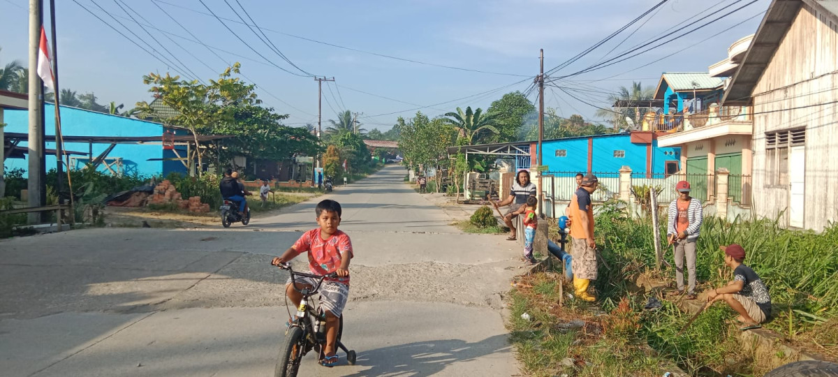 GOTONG ROYONG MEMBERSIHKAN JALAN RT. 16