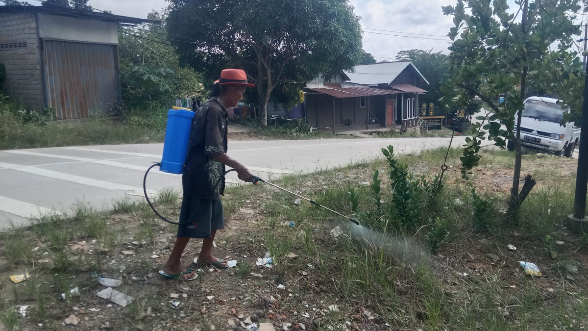 GOTONG ROYONG PEMBERSIHAN PINGGIR JALAN SEKITAR RT. 16