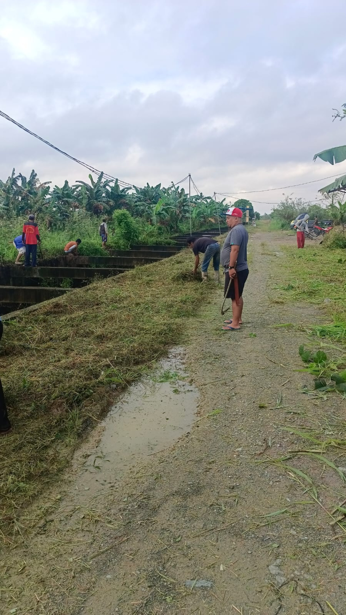 GOTONG ROYONG BERSIH BERSIH SEKITAR RT 17