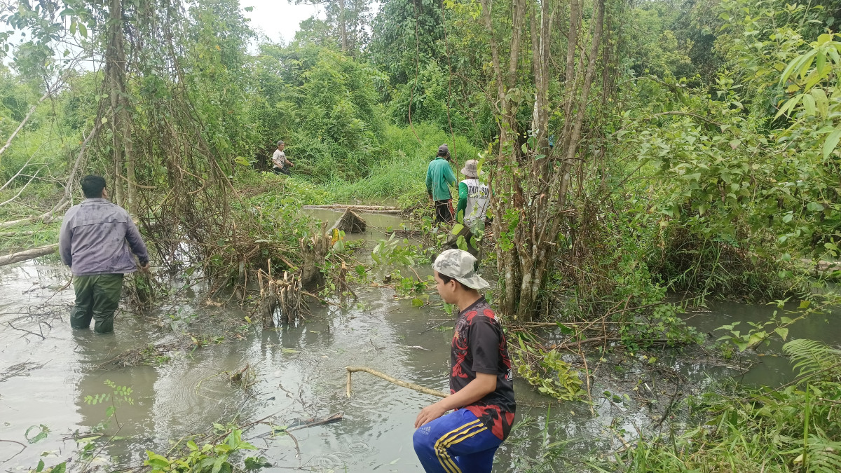 Gotong royong pembersihan jalur sungai