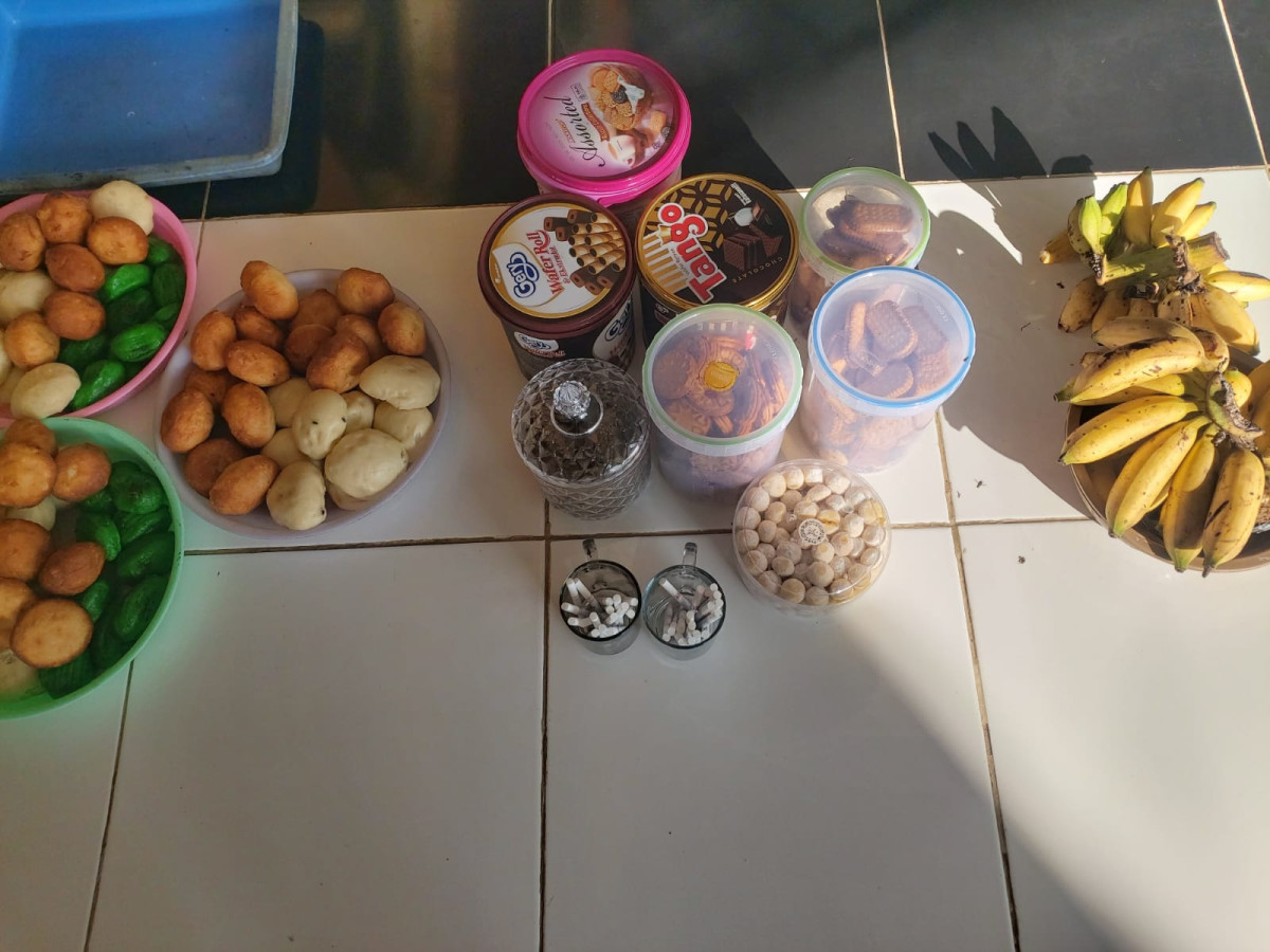 Gorong royong gabungan meratakan tanah uruk buat masang keramik teras mesjid