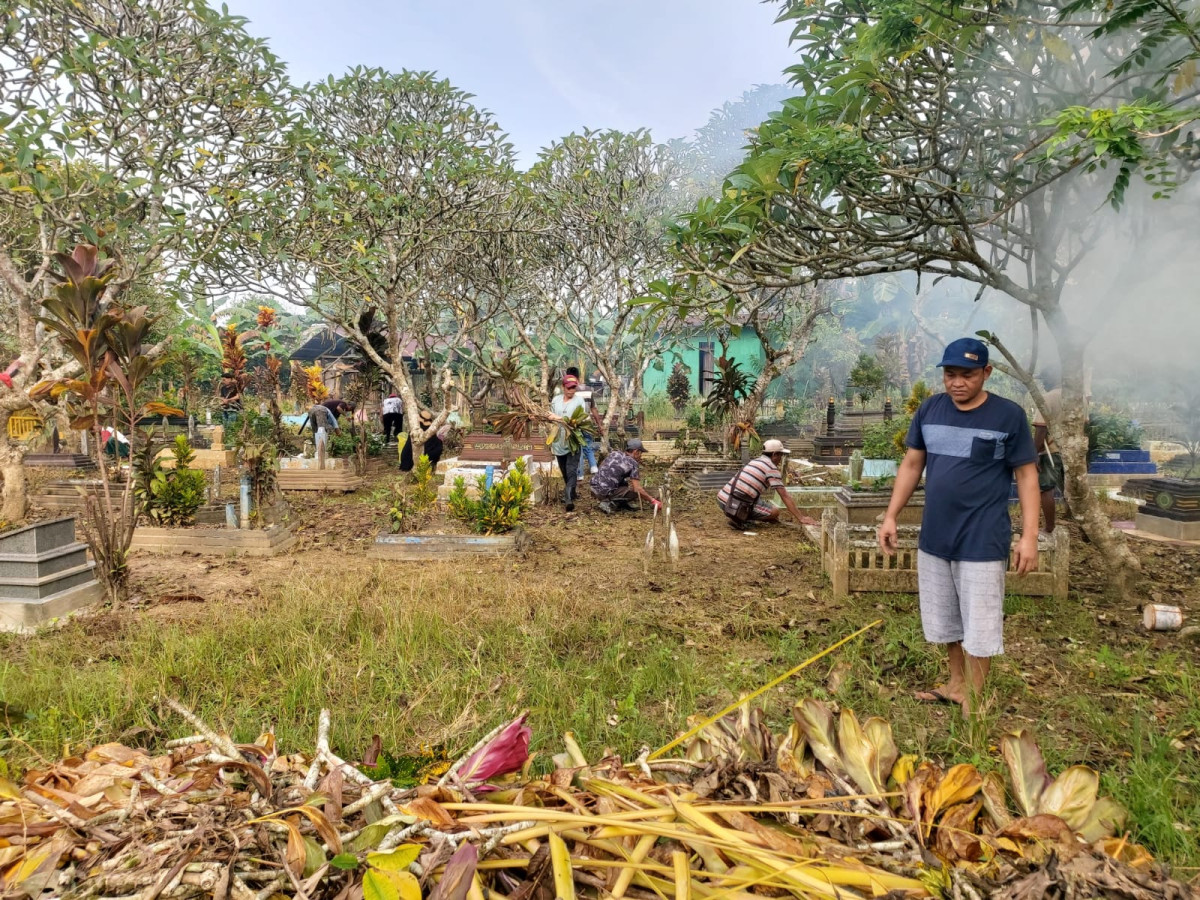 Gotong royong pembersihan makam muslimin