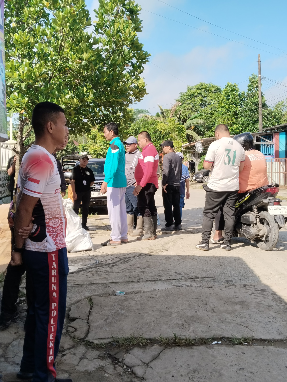 Gotong royong membersihkan parit