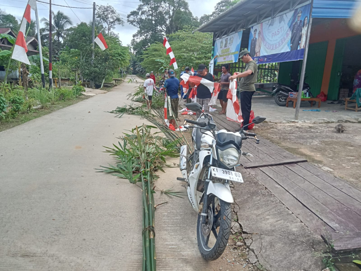 GOTONG ROYONG PEMBERSIHAN PINGGIR JALAN SEKITAR RT. 20