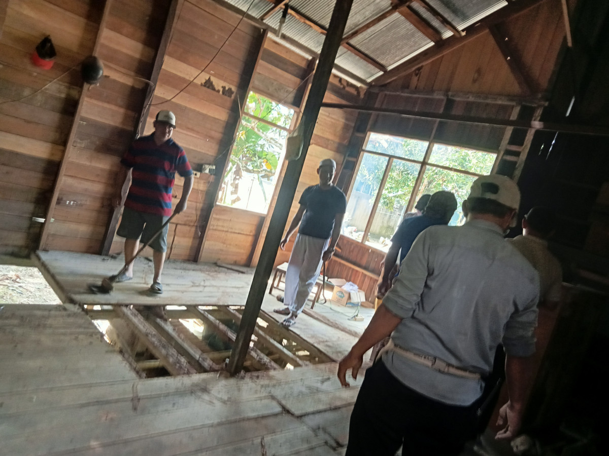 Membersihkan rumah untuk marbot mushola