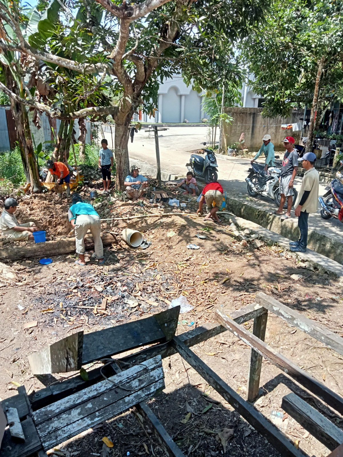 Gotong royong membuat sumur