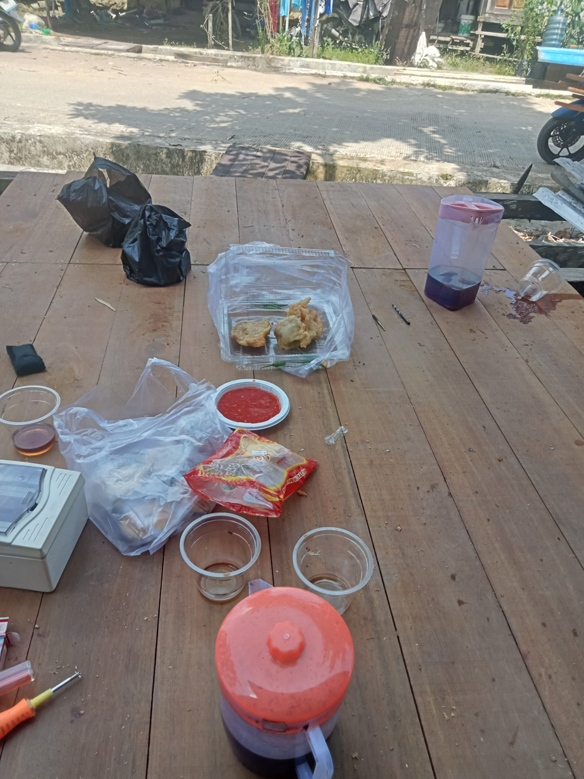 Gotong royong di jl. Teluk batu