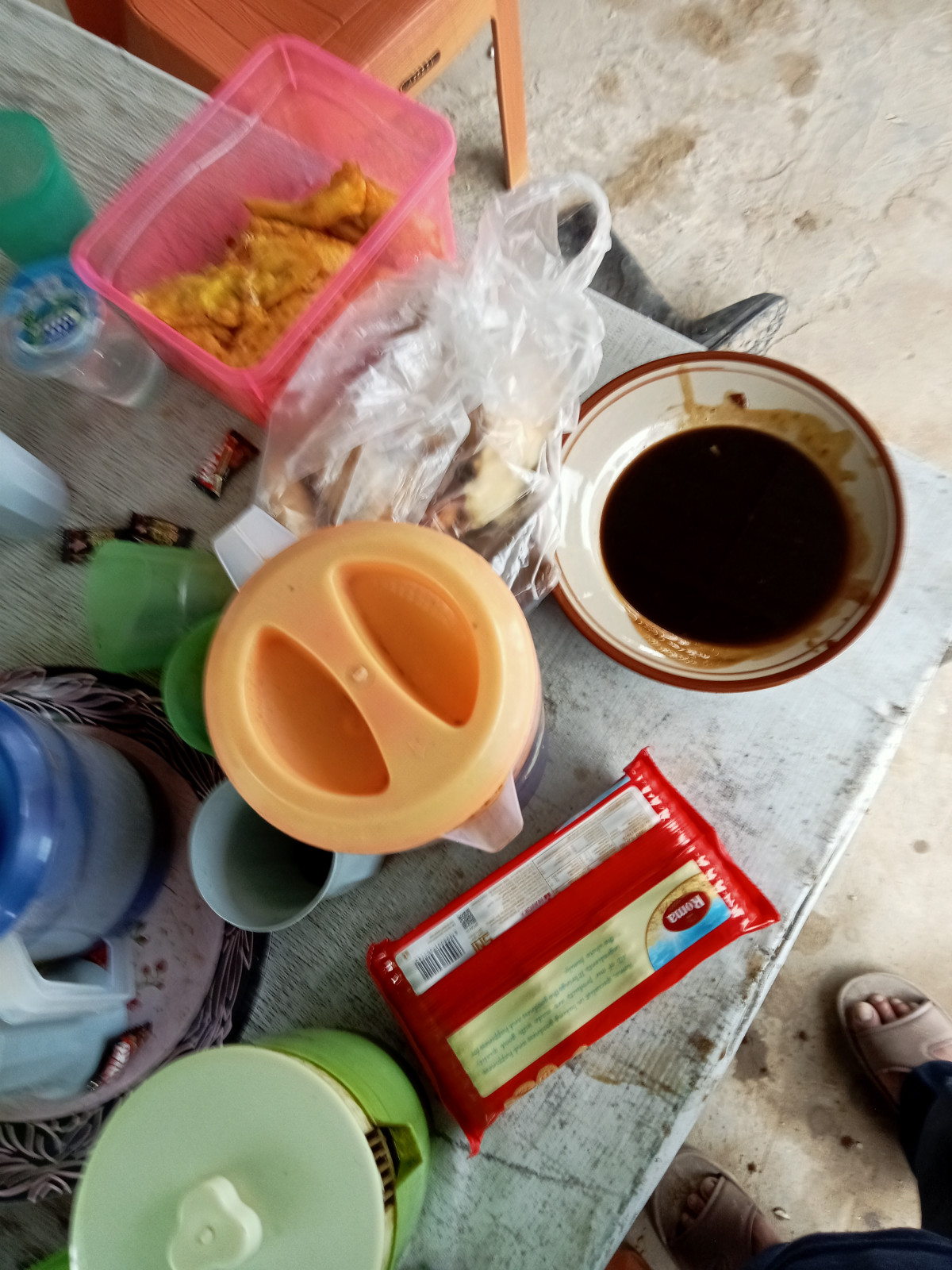Menebang pohon kering