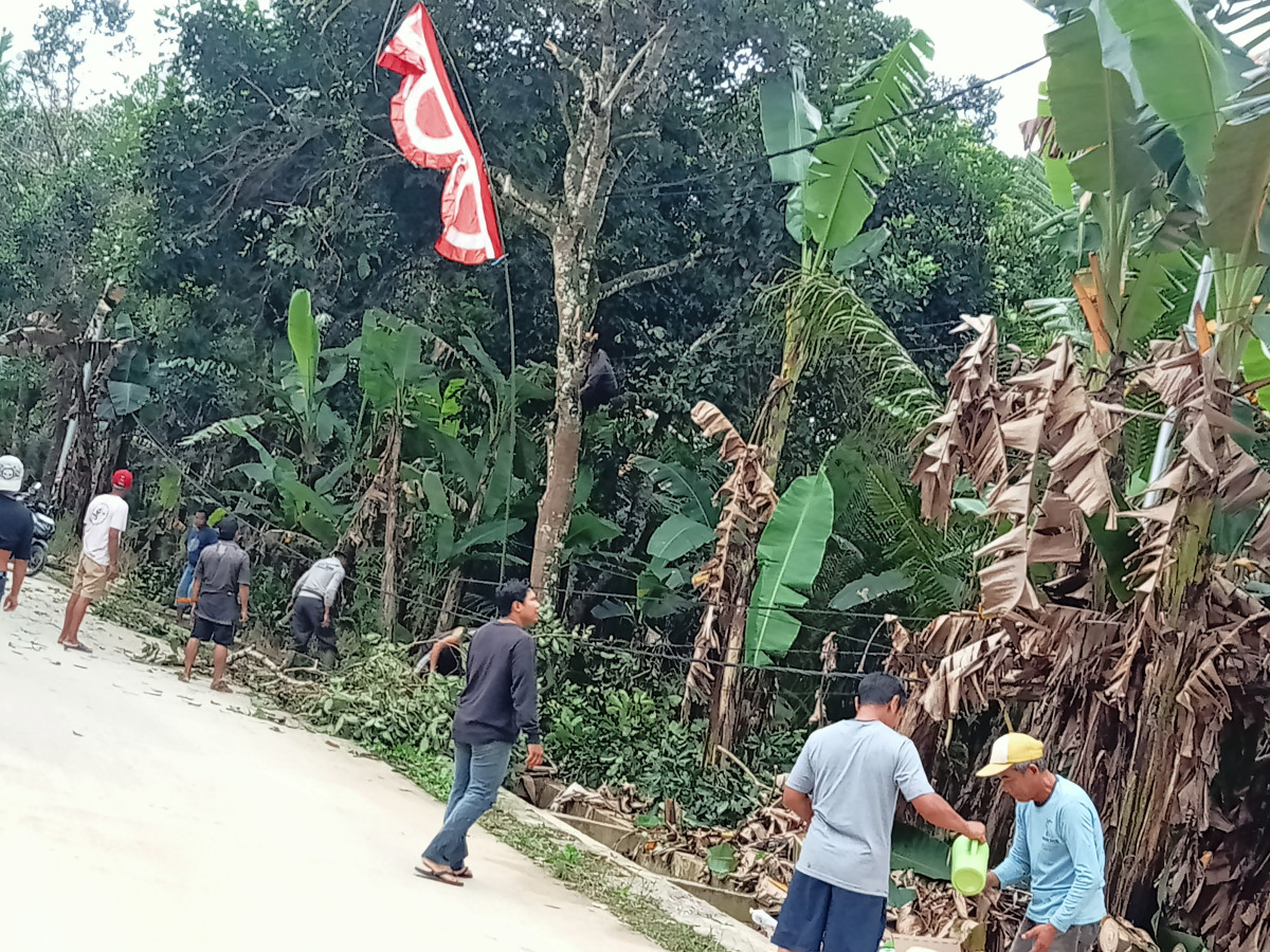 Membersihkan lingkungan RT 20