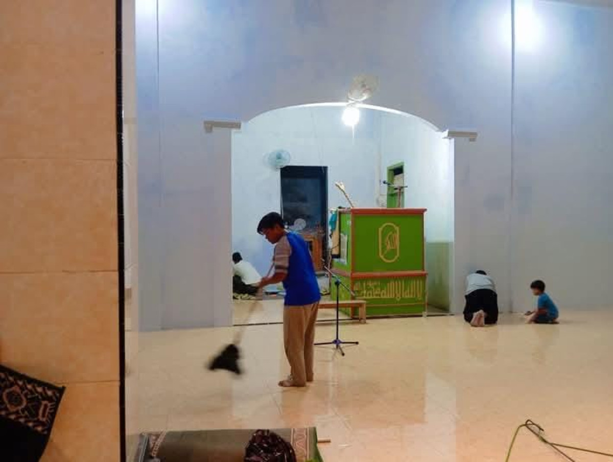 Pembersihan lingkungan masjid alhidayah