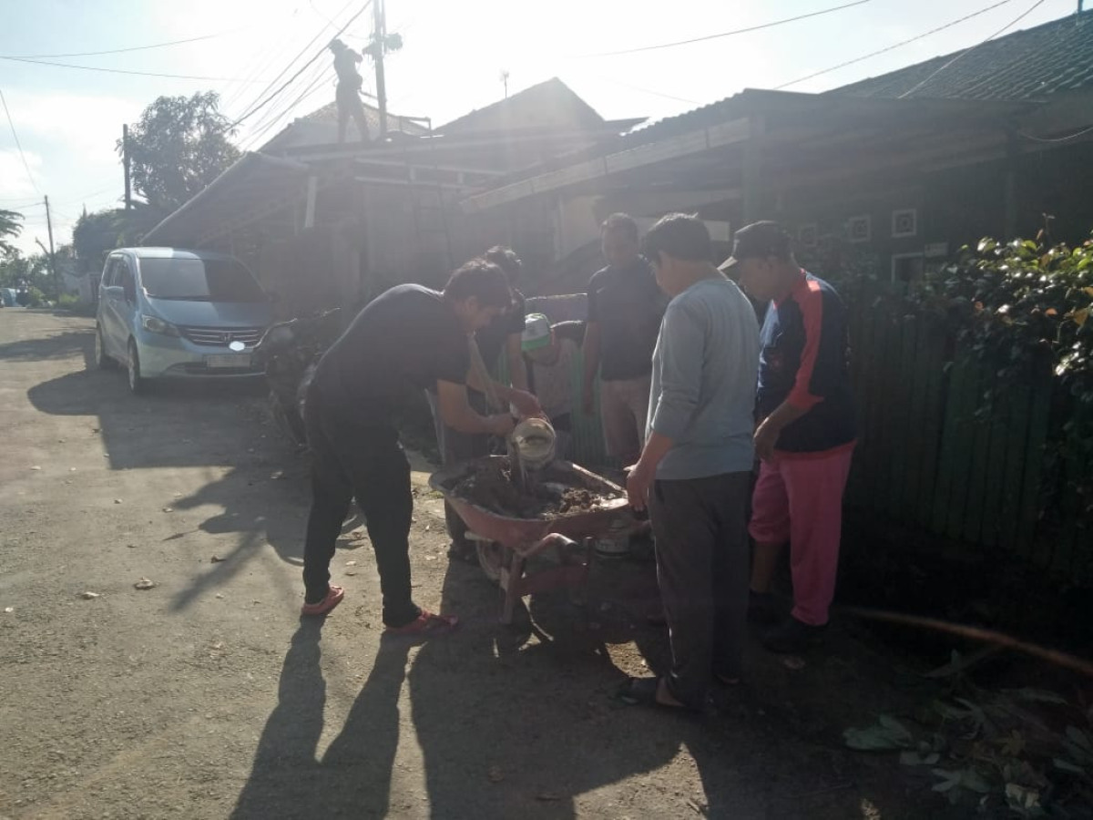 gotong royong rt. 23
