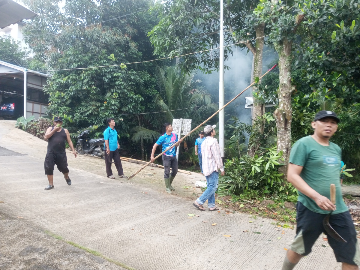 Merapikan pohon di lokasi pos kamling
