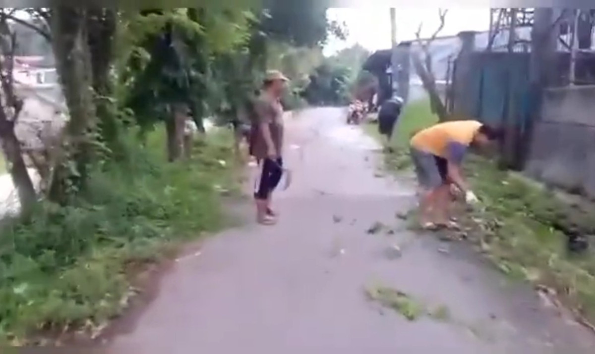 Membersihkan lingkungan