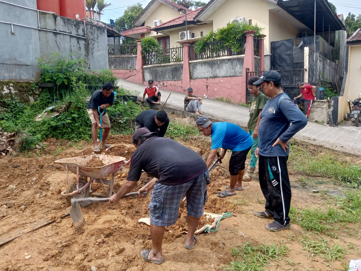 Kerja bakti dilahan musholla 2