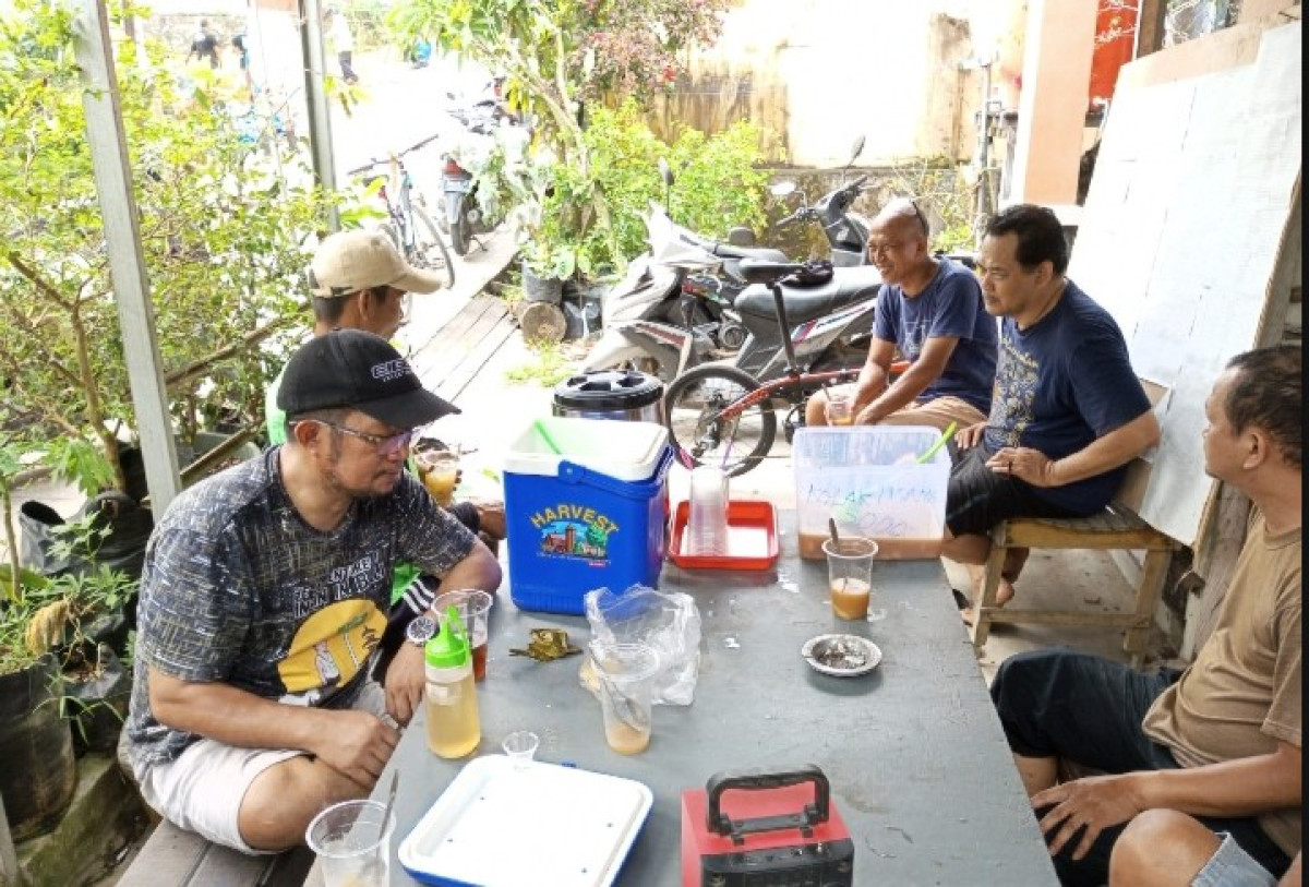 Membersihkan rumput semak belukar dan merapikan tanah kosong musholla At-Taqwa