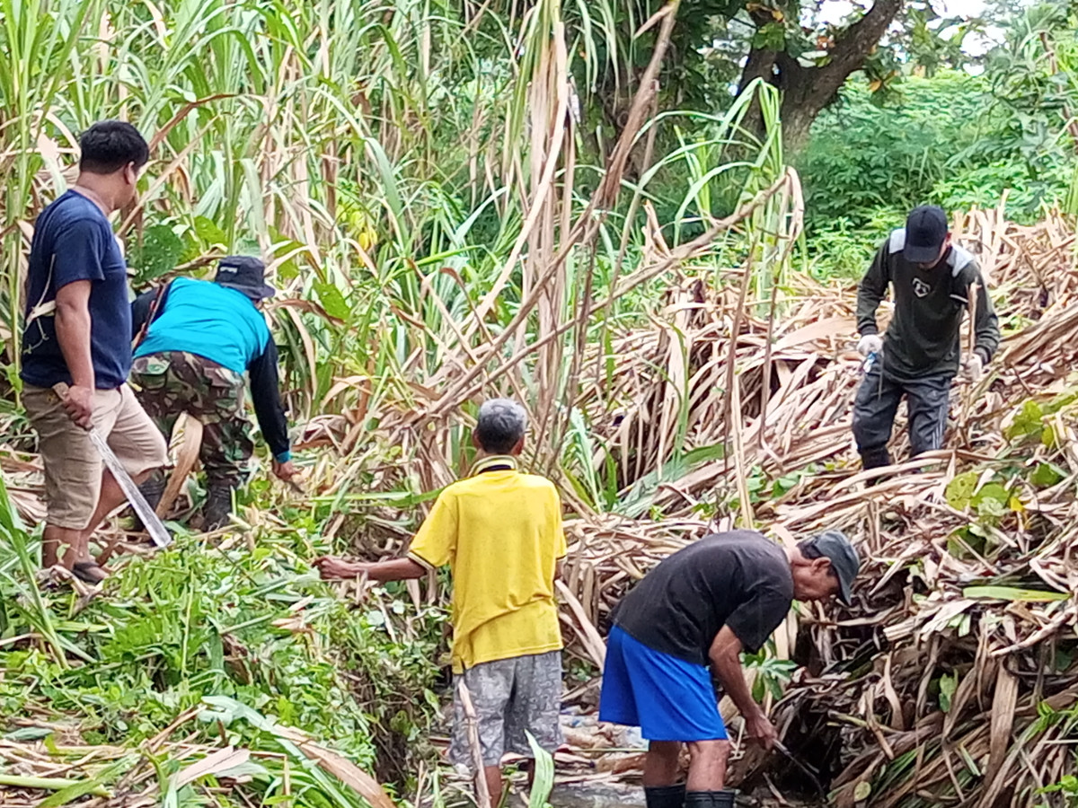 Kerjabakti membersihkan rumput semak belukar di parit besar