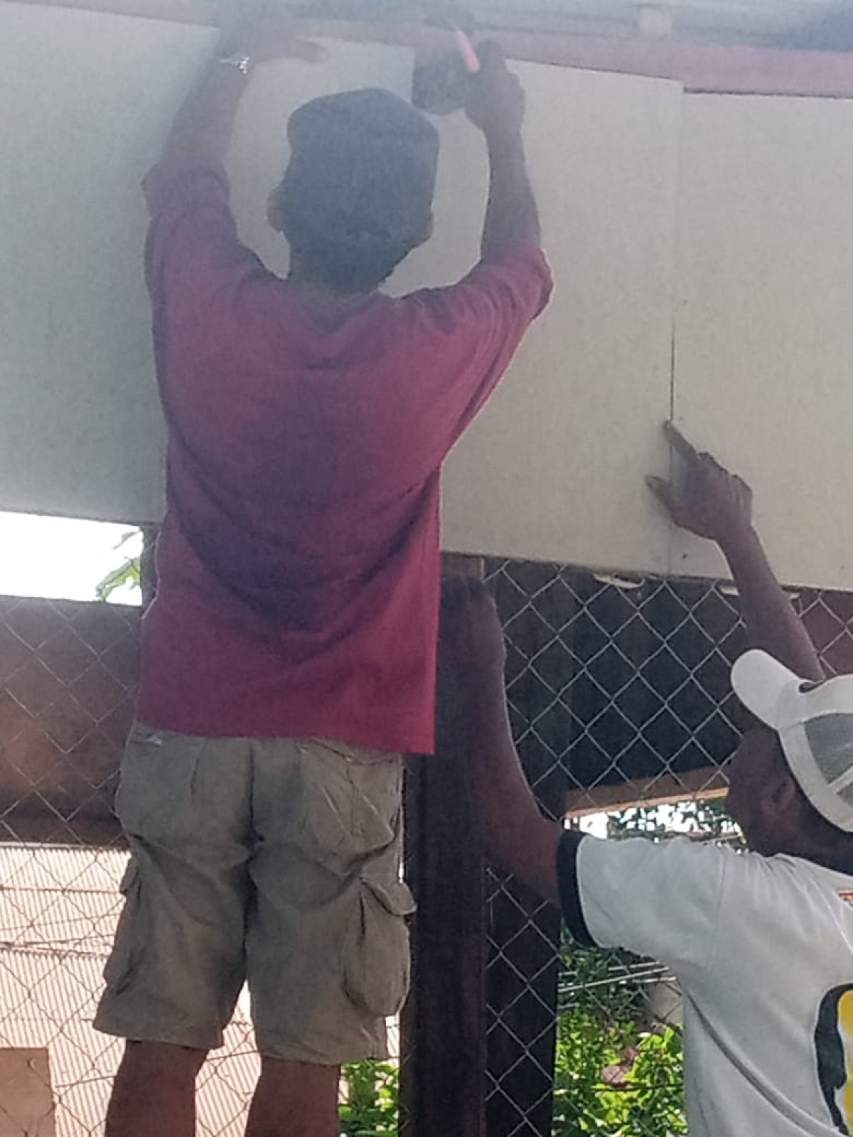 Lanjutan pembuatan pos kamling tahap 4