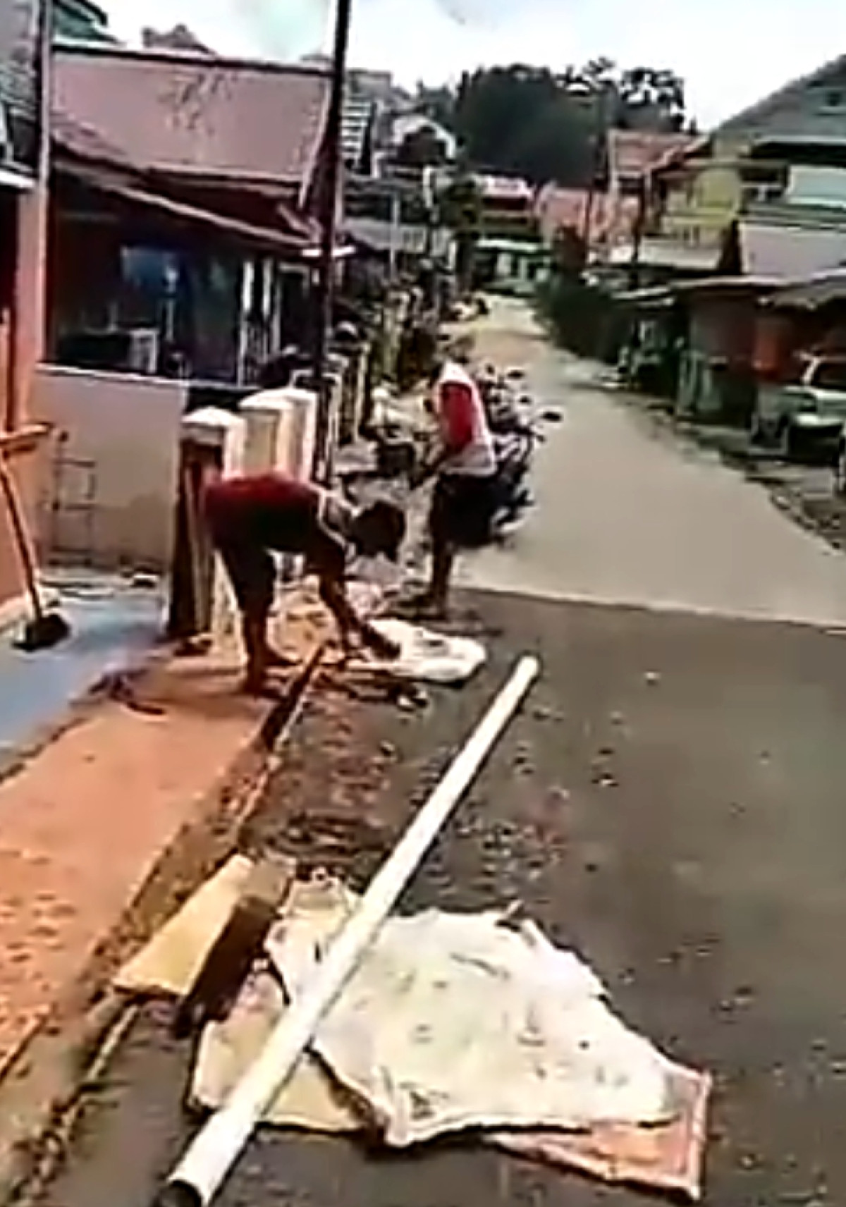 Membersihkan parit dan lingkungan musholla