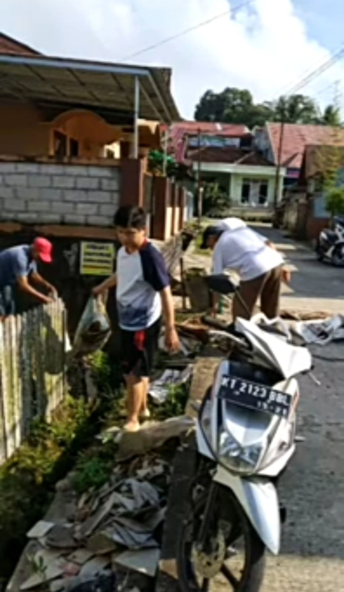 Membersihkan parit lingkungan perumahan