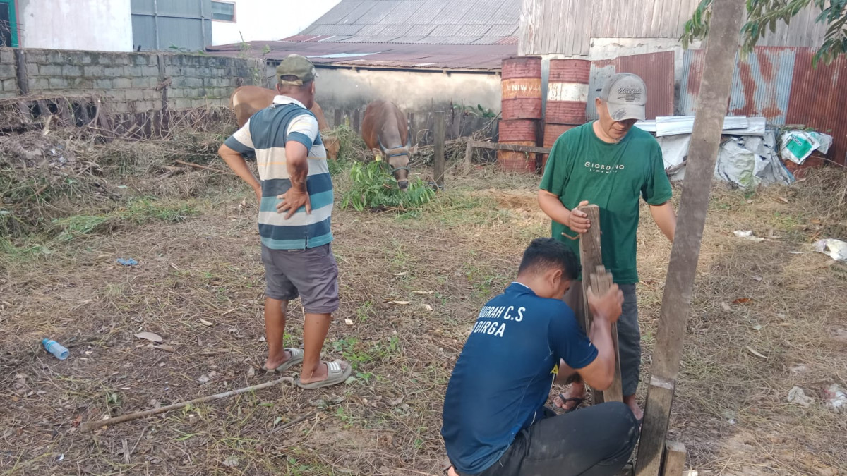 Membersihkan lingkungan lapangan tenis meja