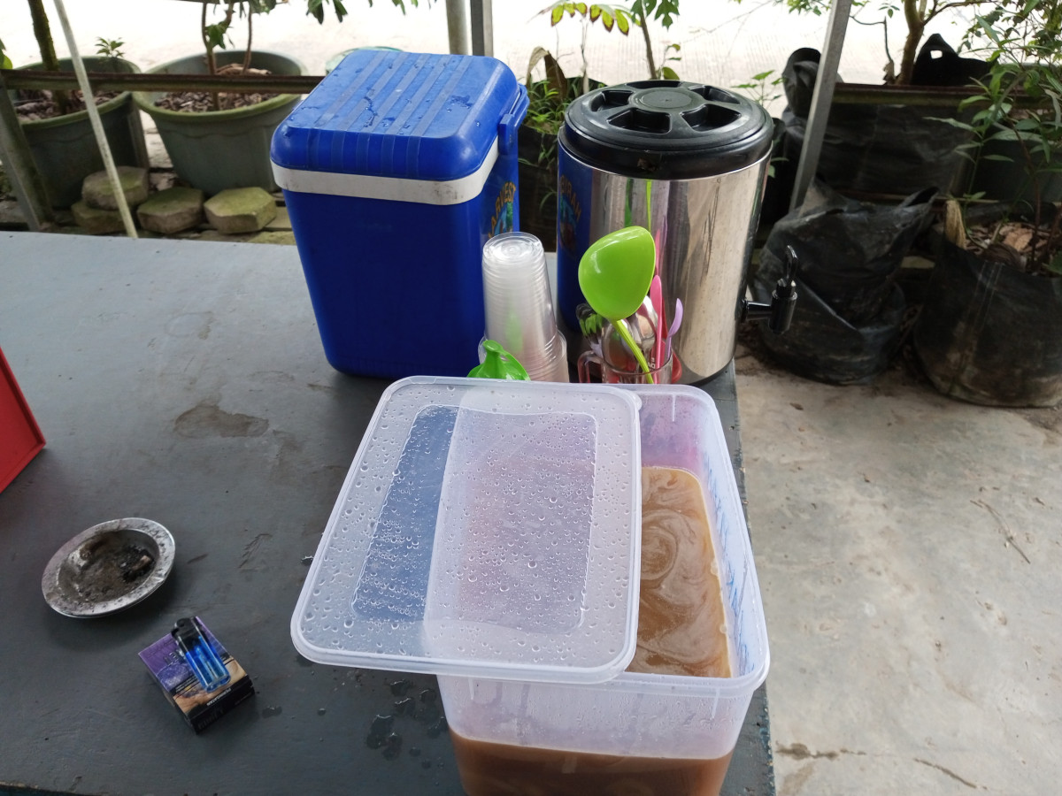 Penebasan rumput,meratakan tanah Uruk disekitaran musholla attaqwa
