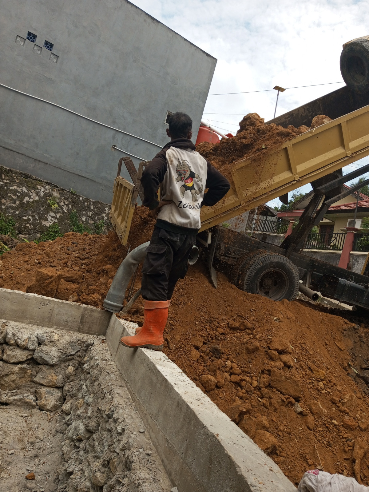 Meratakan tanah urug di musholla attaqwa berikutnya