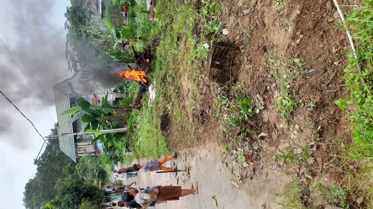 Membersihkan lahan dawis C10