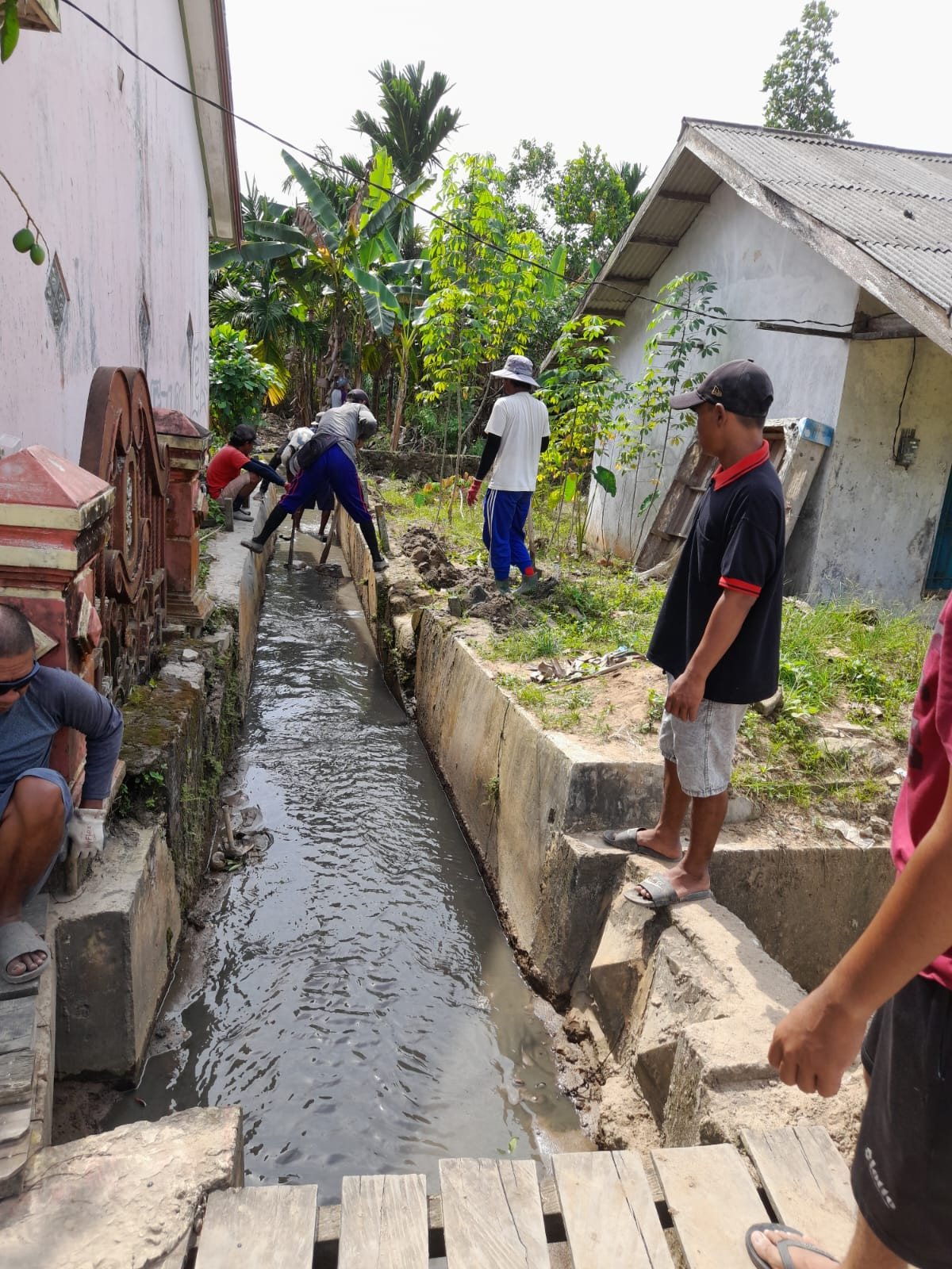 gotong royong sekitar rt. 25
