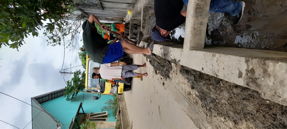 Menaikkan tanah dari parit